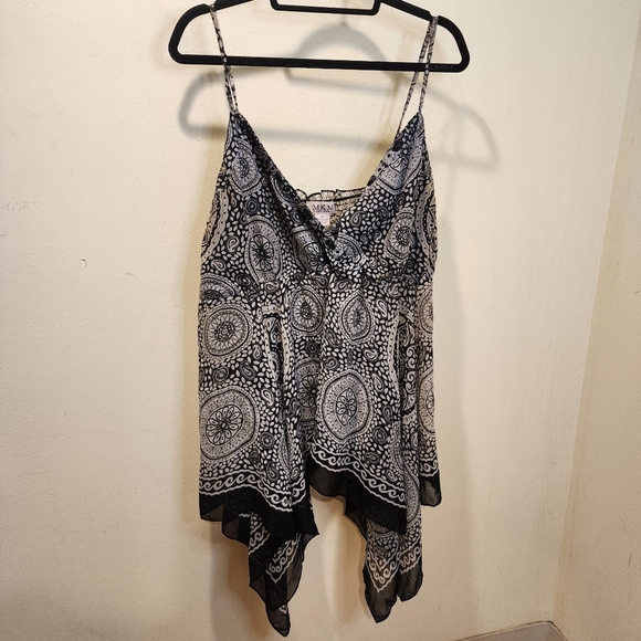 M.K.M Designs Black and White Asymmetrical Camisole Top Plus Size 2x - Picture 4 of 11